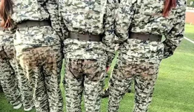 女大学生军训服走红网络,女大学生军训高颜值