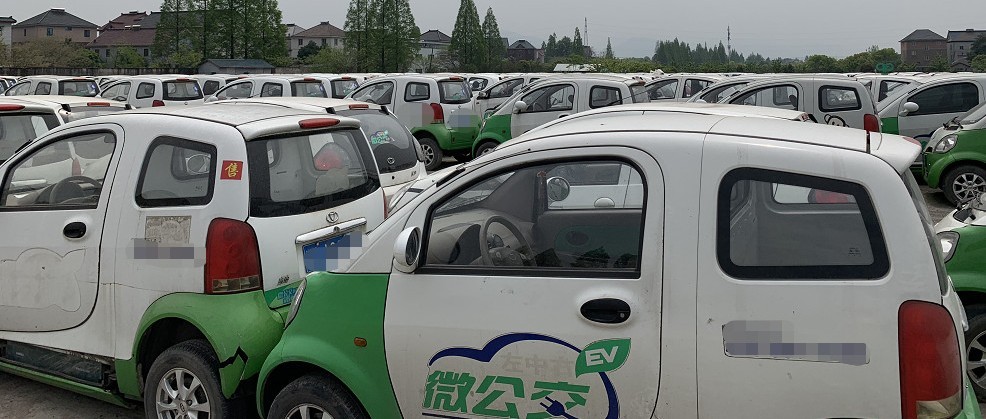 出道即报废，城市边缘堆满了新能源车“坟墓”，背后有什么危机？