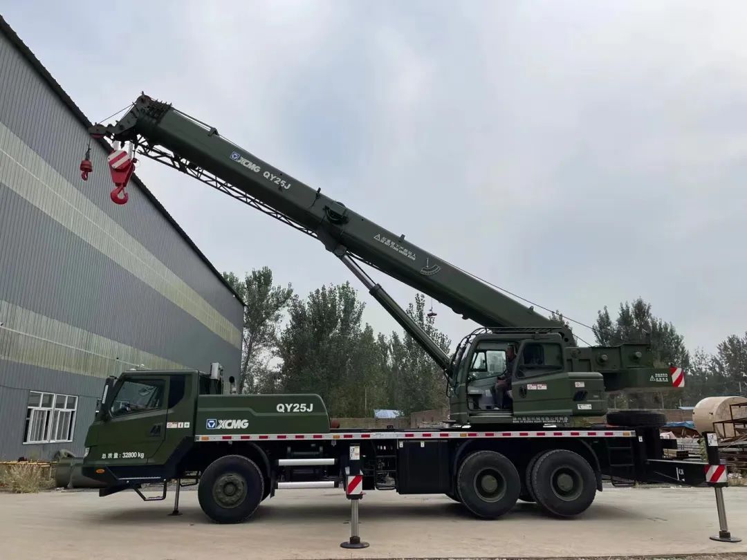 部队退役军车8x8,部队官兵退役前的拉练