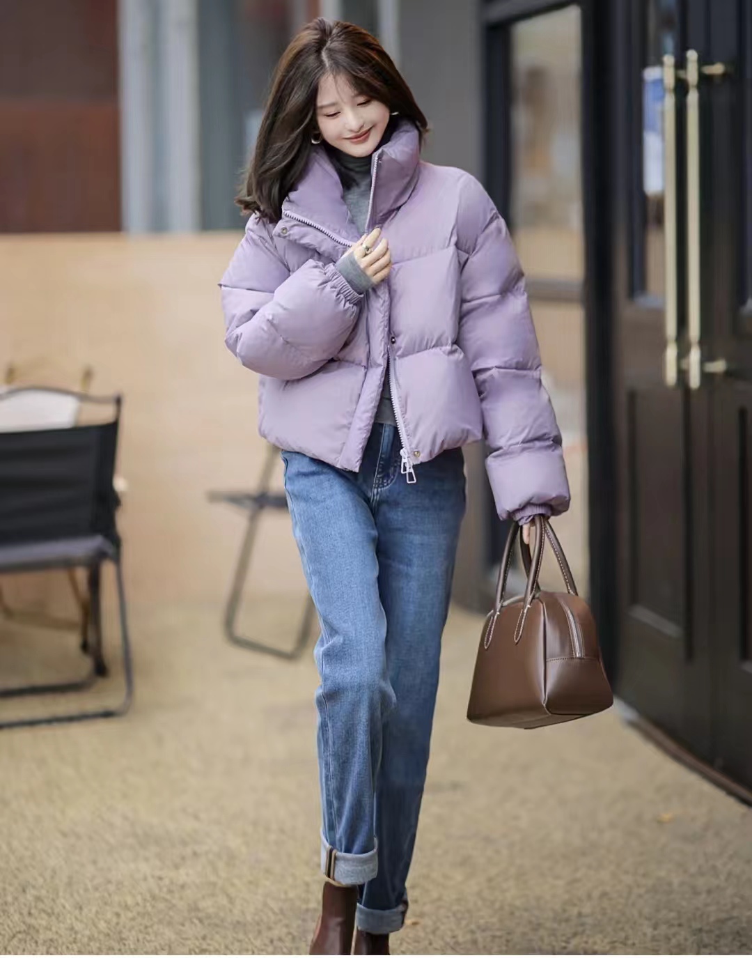 冬季穿什么颜色的羽绒服最百搭,流行的冬季羽绒服颜色搭配