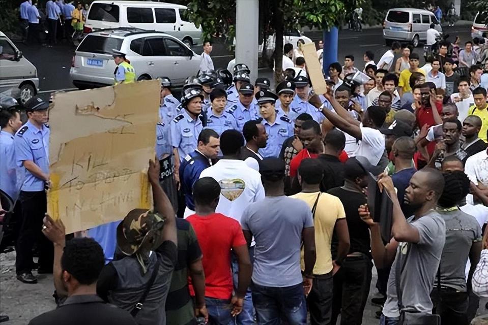 广州黑人泛滥，“黑二代”随处可见，如何治理？日本做法值得借鉴