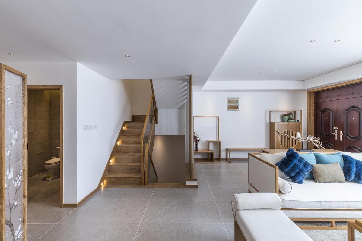 电视柜的脚要多高合适（电视柜底部尺寸确定）