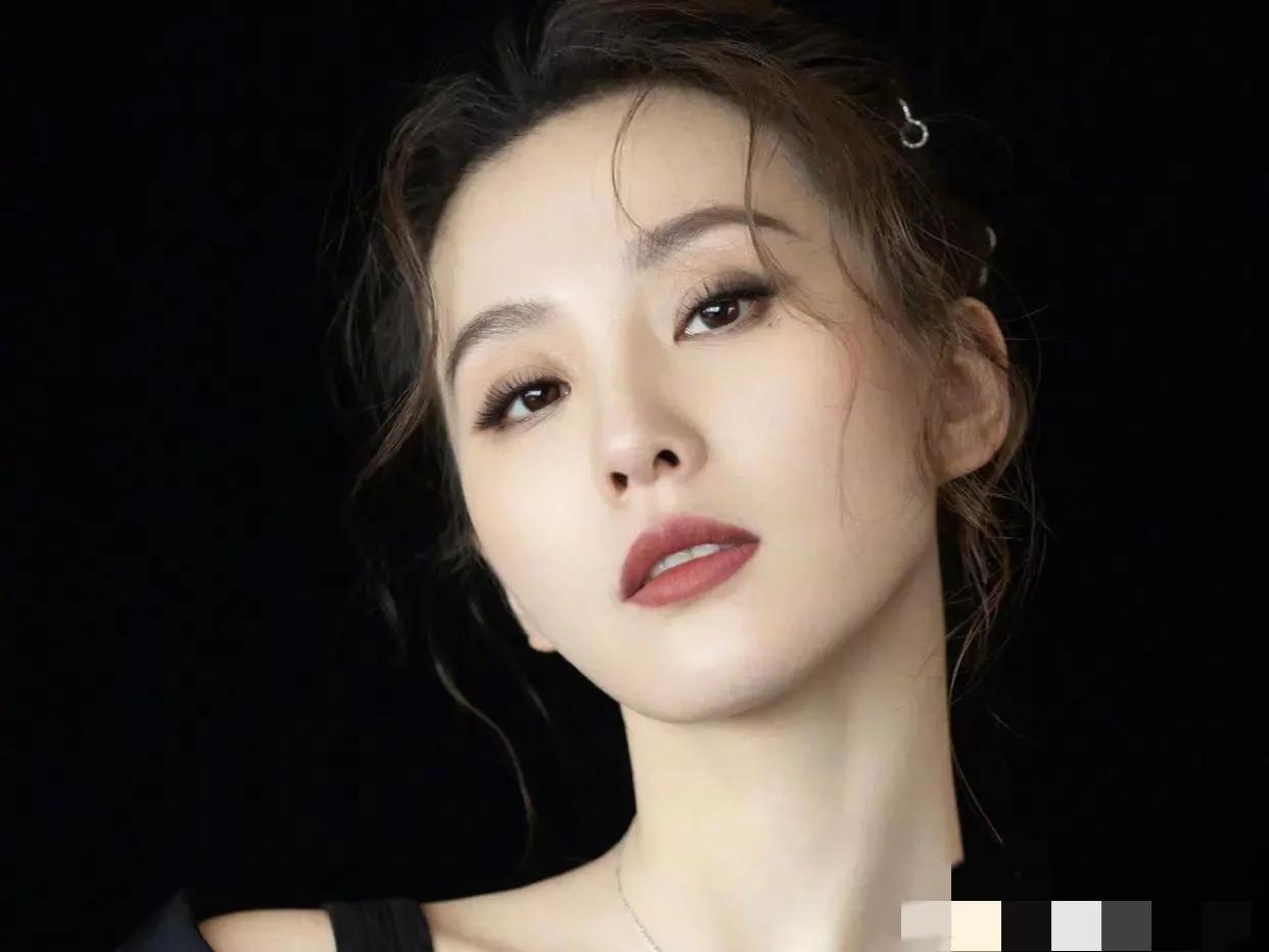 刘亦菲宋轶蓝色礼服,刘亦菲和宋轶谁更美