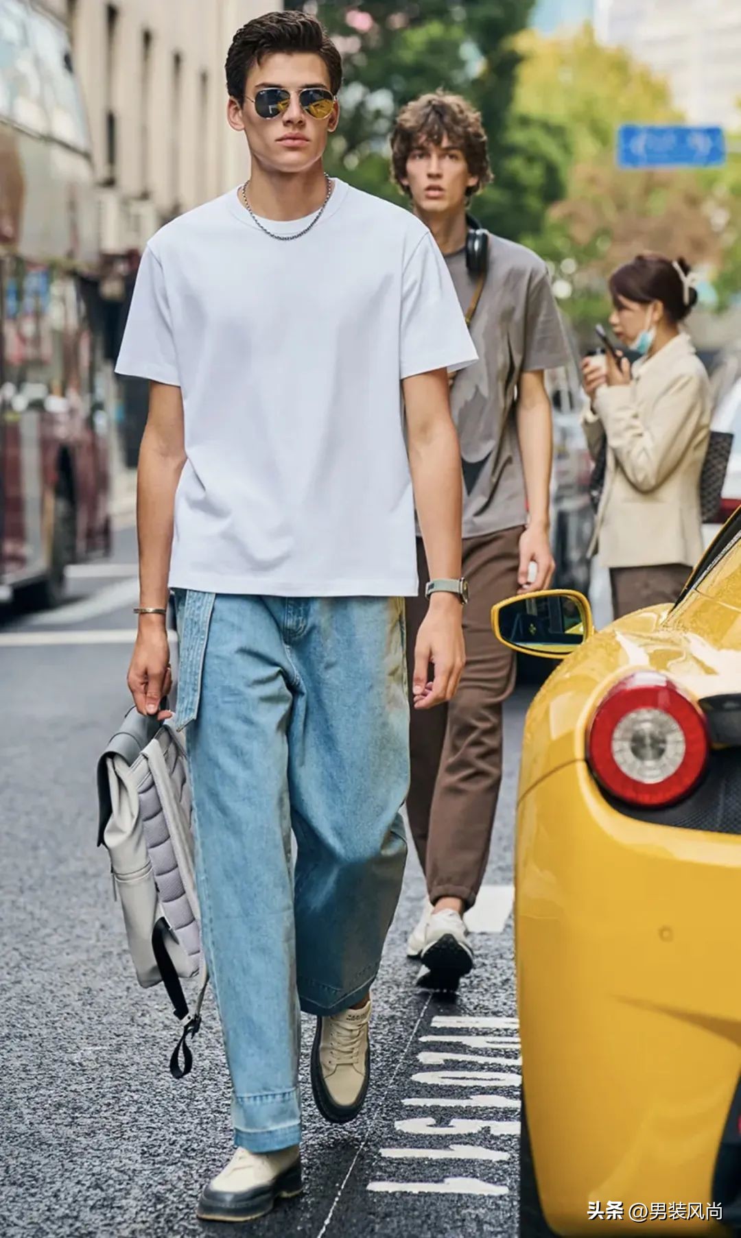 男士黑色t恤搭配什么颜色牛仔裤,男士白色t恤配什么颜色牛仔裤