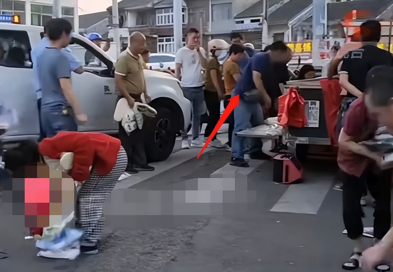 男子摆摊遭劝离，把货物扔地上任人捡！背后满是辛酸！律师：捡拾者不违法，但道德上过不去