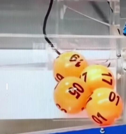 彩票中的奖球已经被破解，用微芯片接收信号，到达指定位置