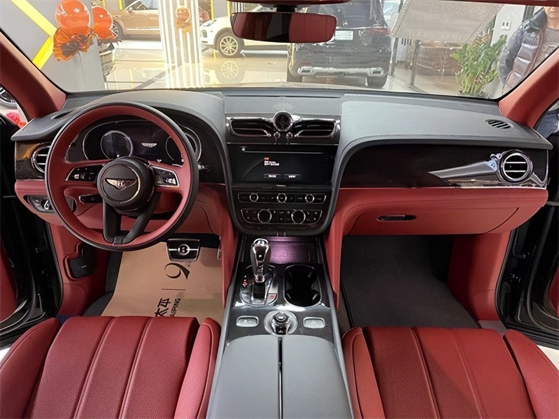 2016款宾利添越w12绿色firstedition,2021款全新宾利添越报价