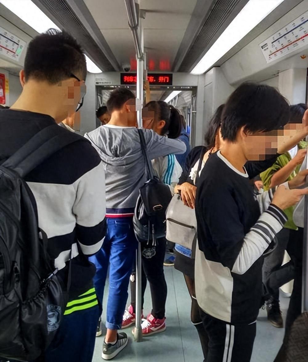 上海地铁情侣不当行为曝光：皮包遮住手*处私**引起关注