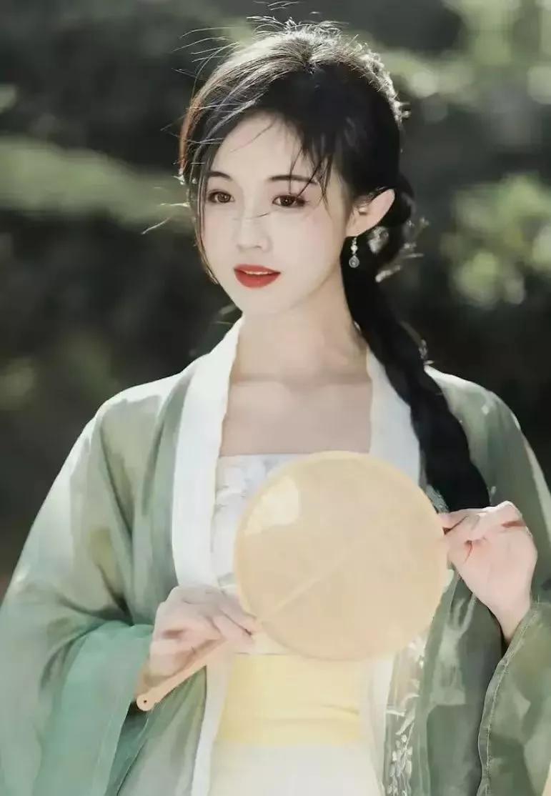 池塘花艳思倩影，缘香婉约忆梦情（原创/古风）