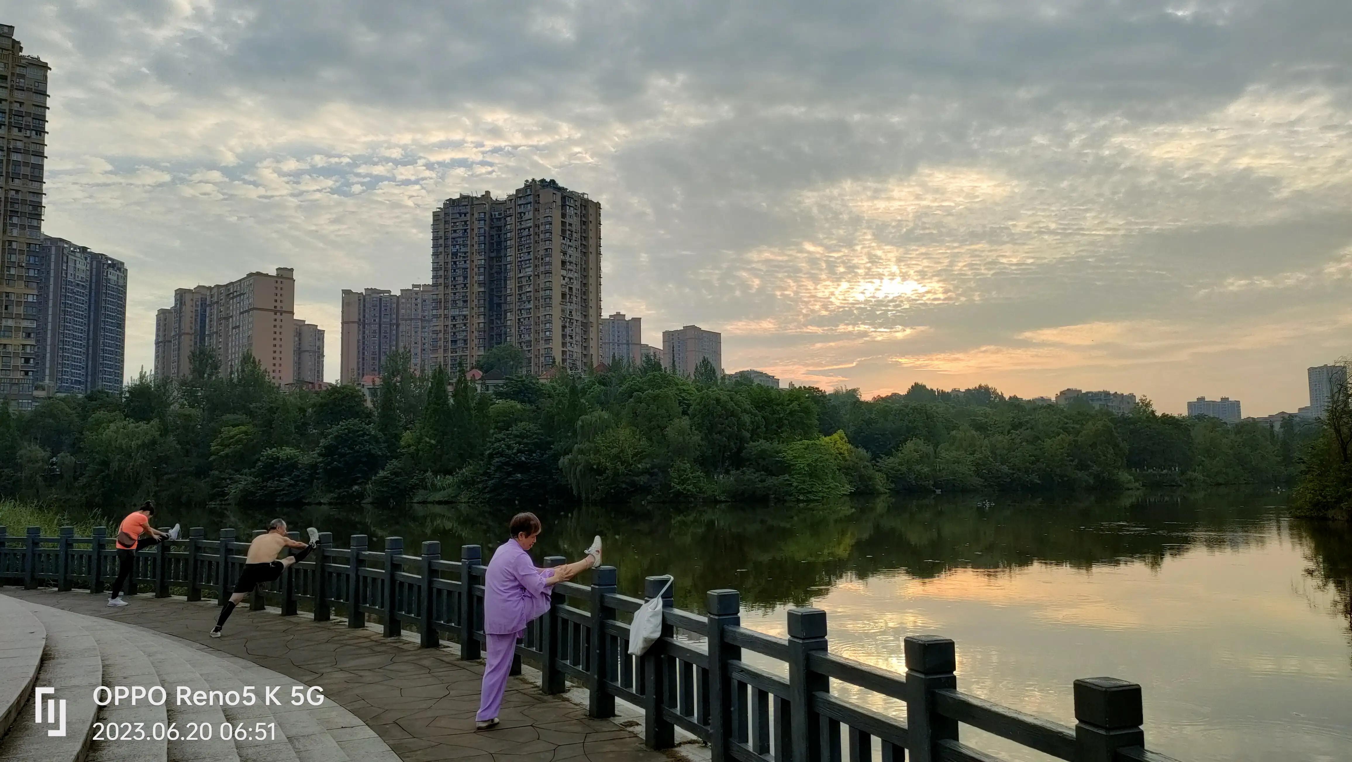 南湖公园湖畔美景,蓝天白云青山绿地天然氧吧