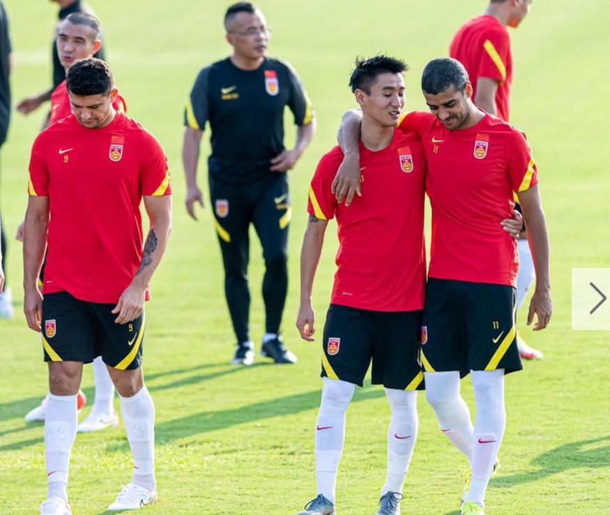 中国足球该不该用归化球员,中国足协继续使用归化球员的政策