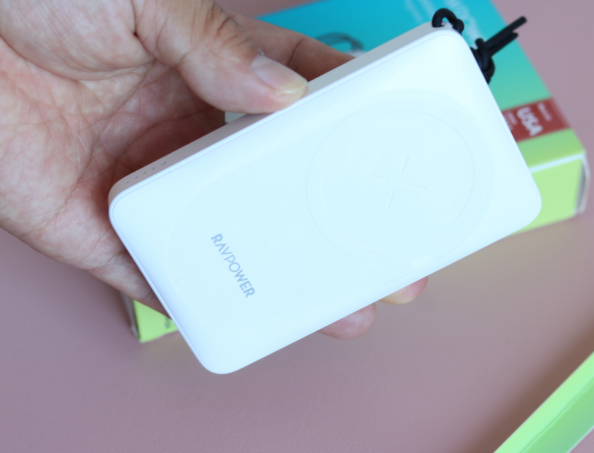 入手RAVPower磁吸充电宝，从此再也不用担心忘记带充电线了