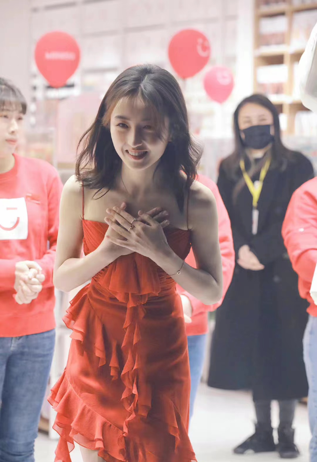 张子枫穿吊带裙秀成熟气质,张子枫荷叶边视频