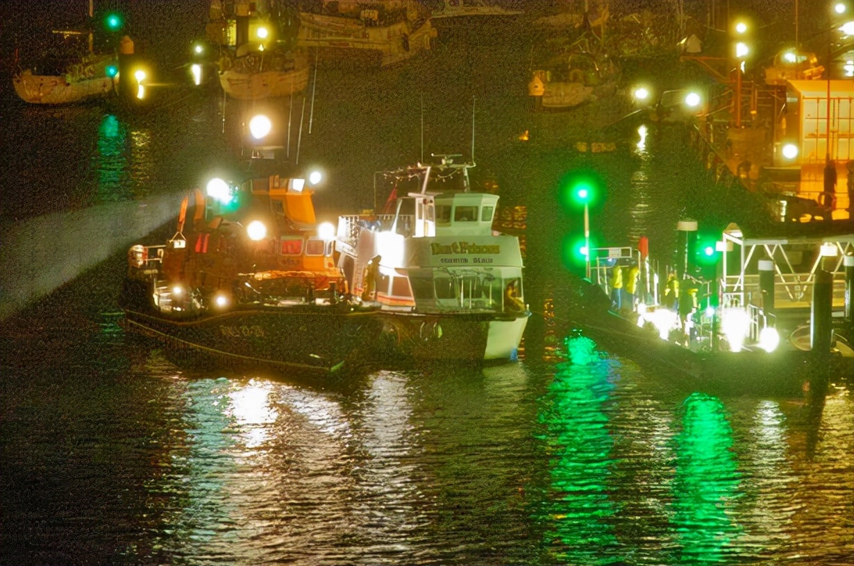 挖掘机抓玩具,挖掘机抓着飞机在飞的视频