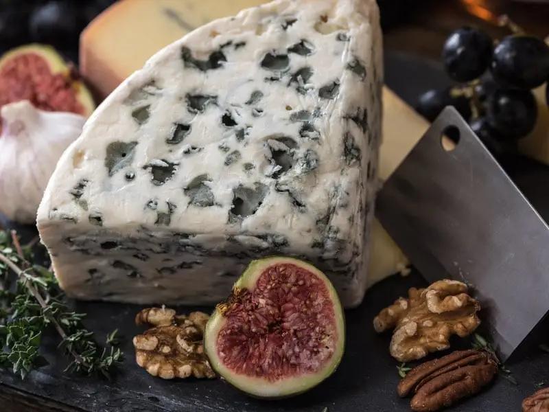 又咸又臭外面裹一层辣的奶酪,硬奶酪又臭又咸