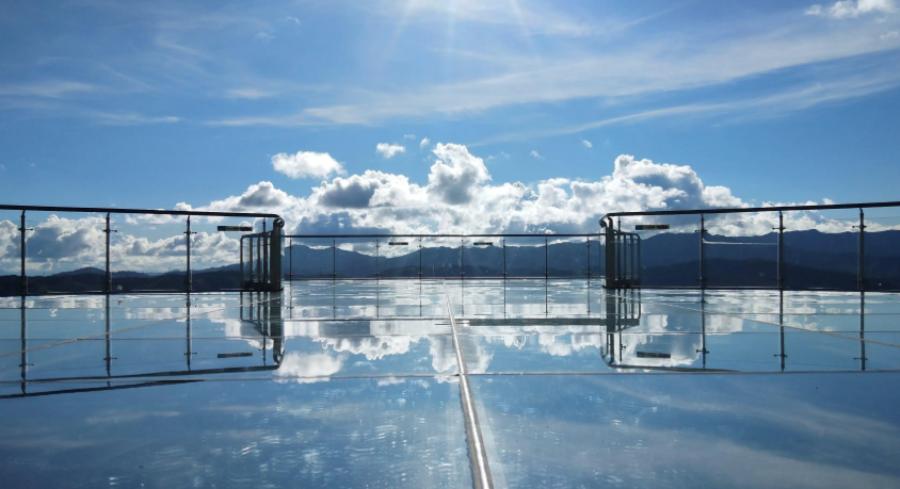 玻璃千层镜制作过程,天空之镜玻璃栈道视频怎么制作