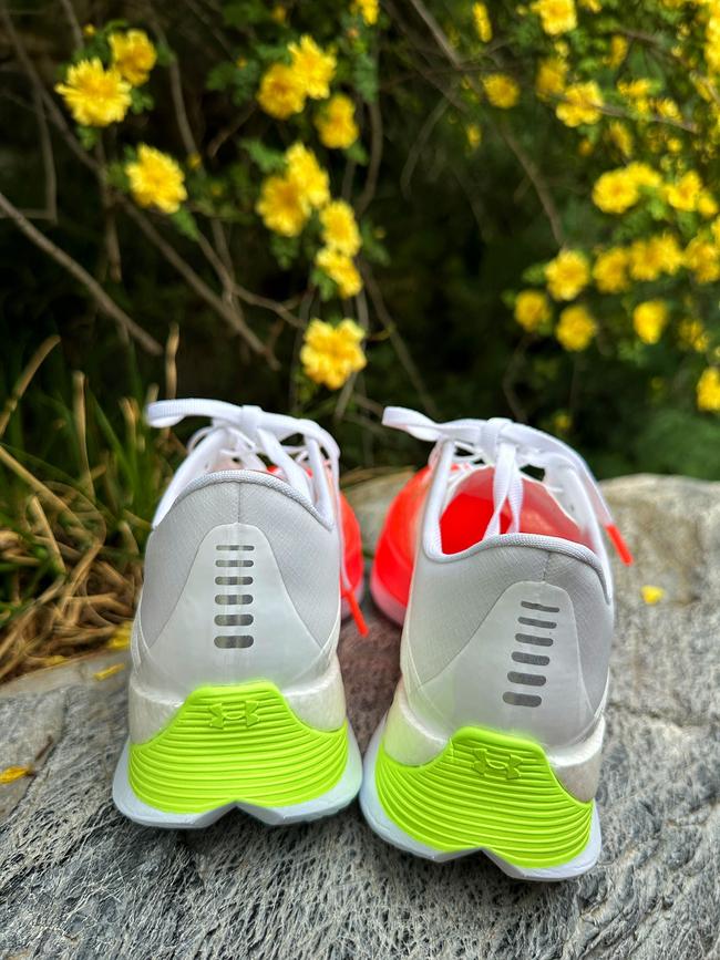 一双助力你摆脱平庸，突破自我的碳板跑鞋