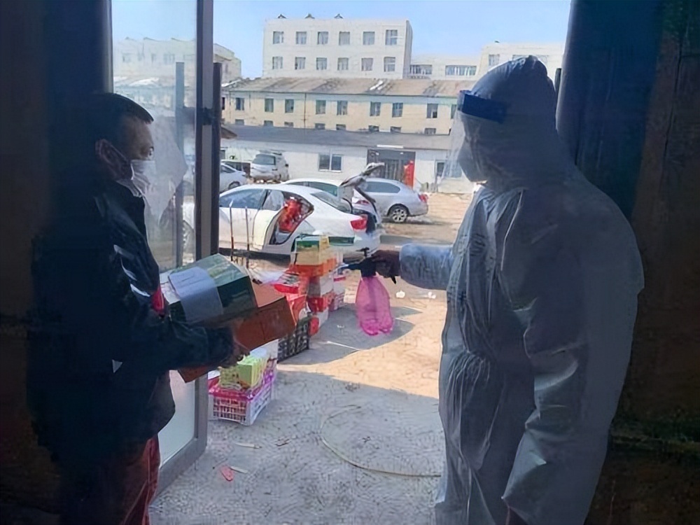 上海快递小哥顺丰一天挣1万块钱,上海跑腿外卖小哥一天赚上万