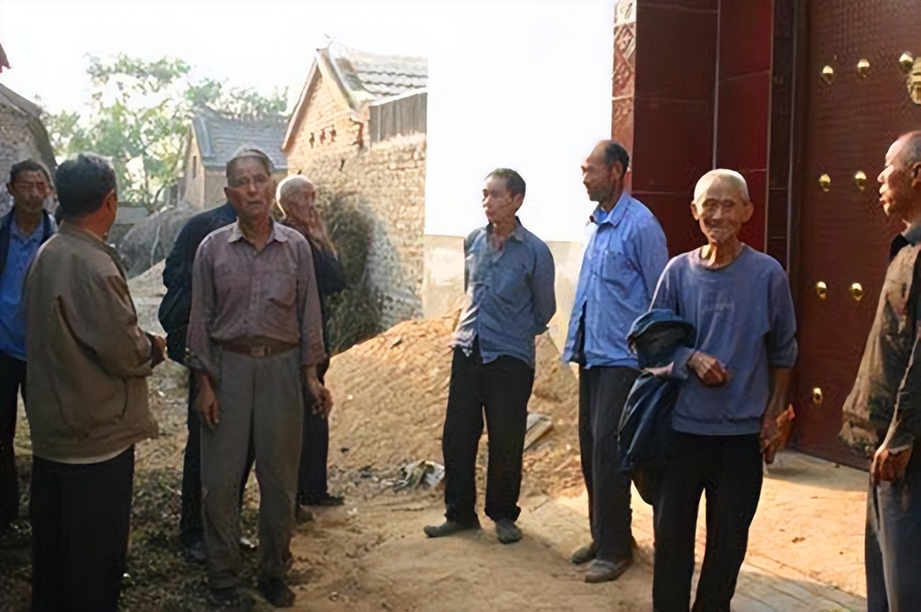 山东发现宝石村：漫山遍野不起眼的碎石头，实际是价值连城蓝宝石