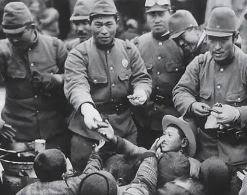 1945年的日军抓孩子,1945年日本俘虏有多少
