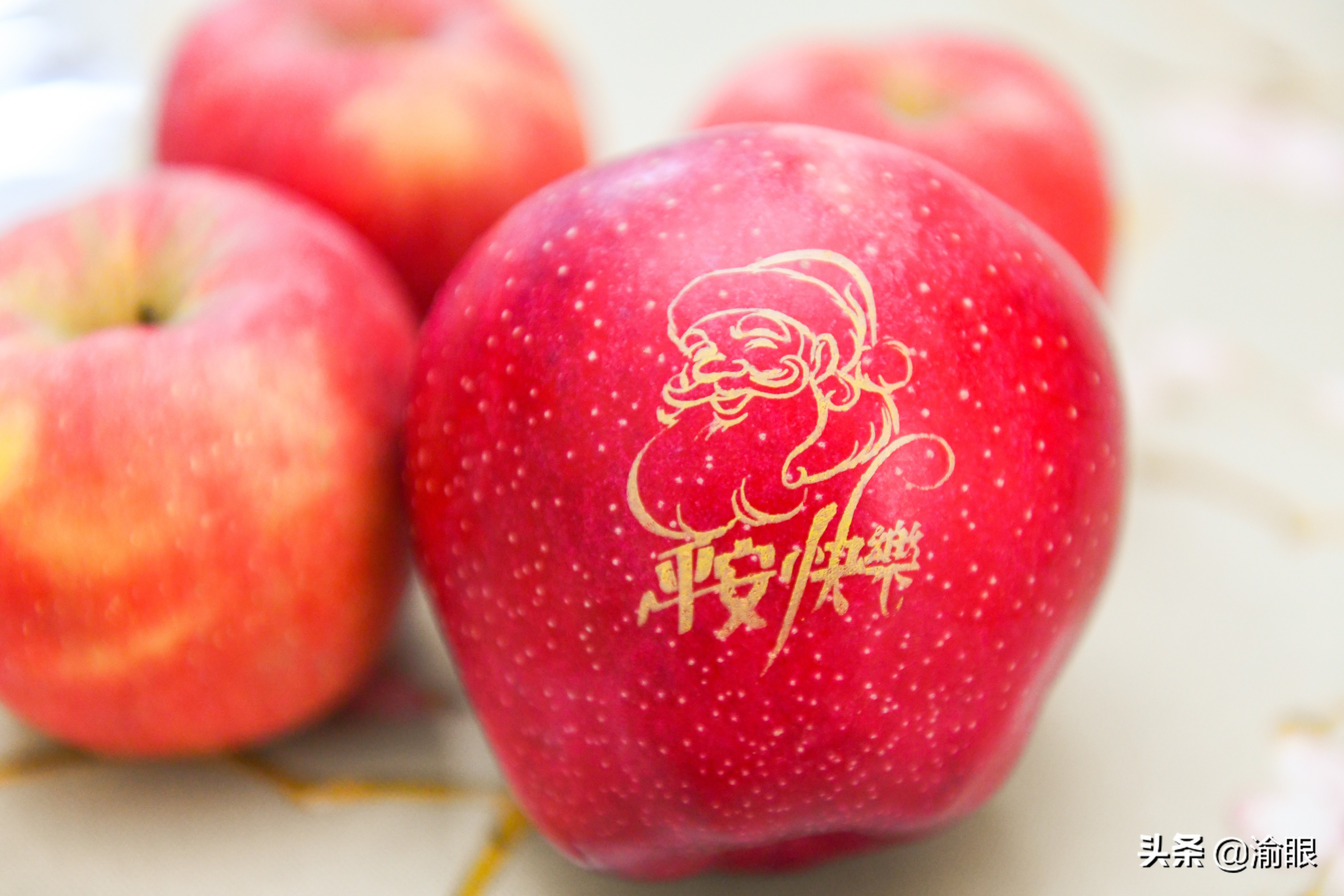 街头卖平安果,街上卖的平安果