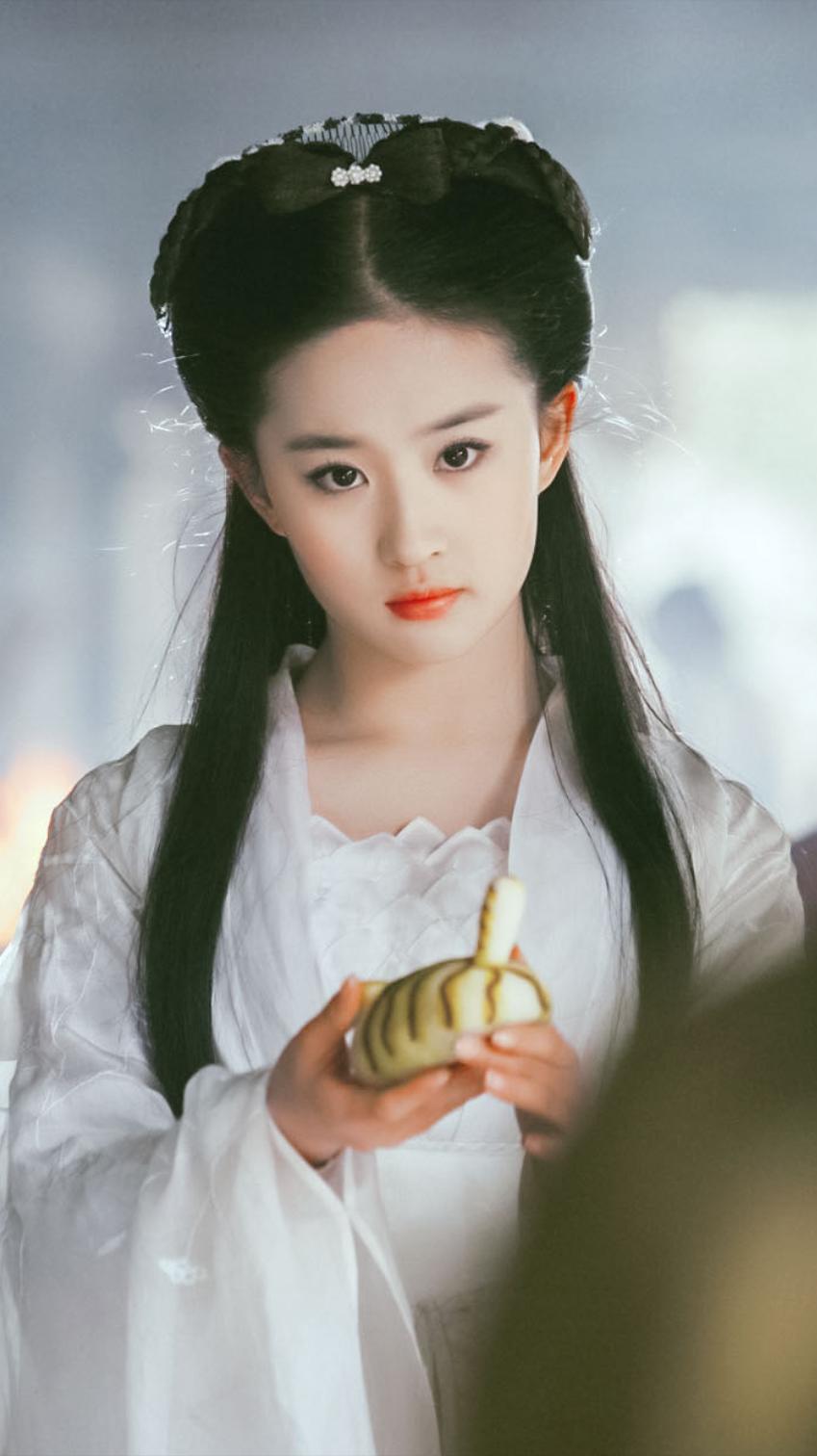 假借拍戏之名公然“揩油”,摸胸、抓臀、脱外衣,该管管了