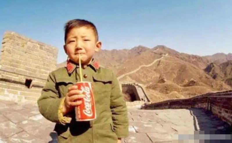1979长城上喝可乐的小男孩是谁,1979年长城喝可乐男孩图片