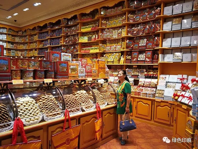 在迪拜最大购物中心尽情享受购物 (去逛迪拜的购物中心)