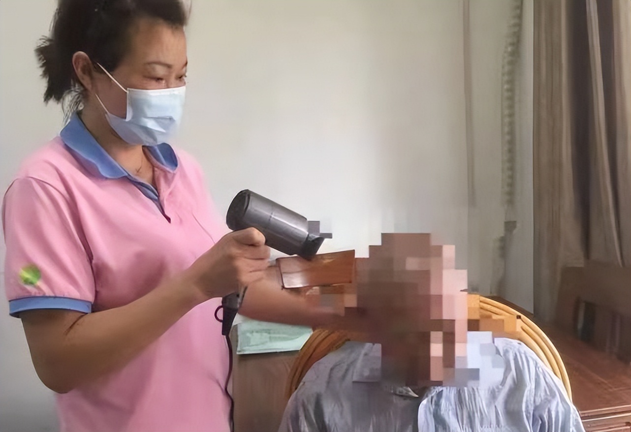 入户助浴师,失能老人享受免费助浴