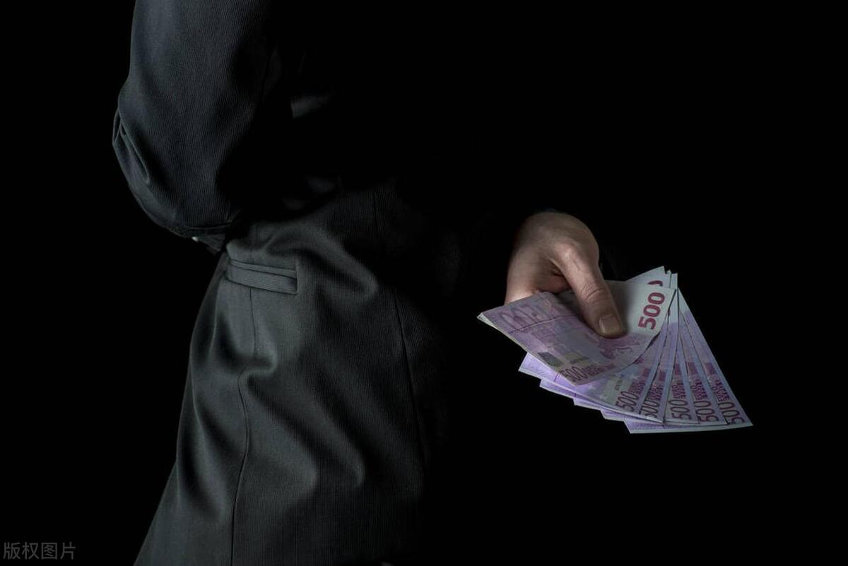 以借为名不还公款是否构成贪污罪,以权谋私构成贪污罪吗