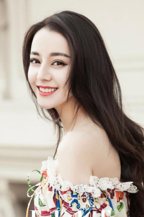 迪丽热巴穿深v抹胸礼服,迪丽热巴穿深v礼服被拍照