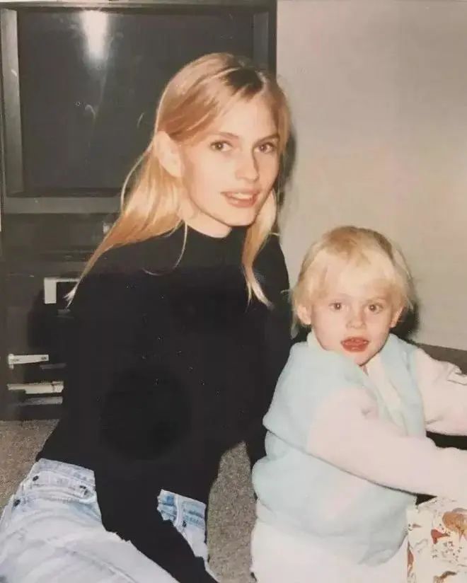 超模用卫生棉条感染截肢励志,一名超模因卫生棉截肢