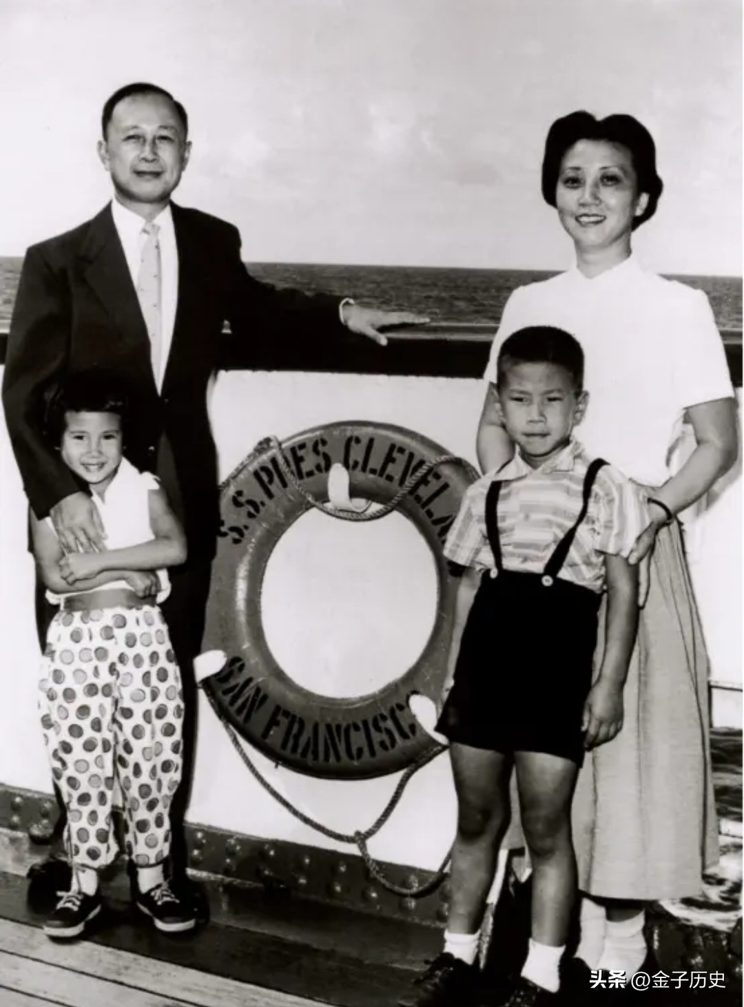 64年毛主席给钱学森递烟，钱学森欲接，主席却突然收回：自力更生