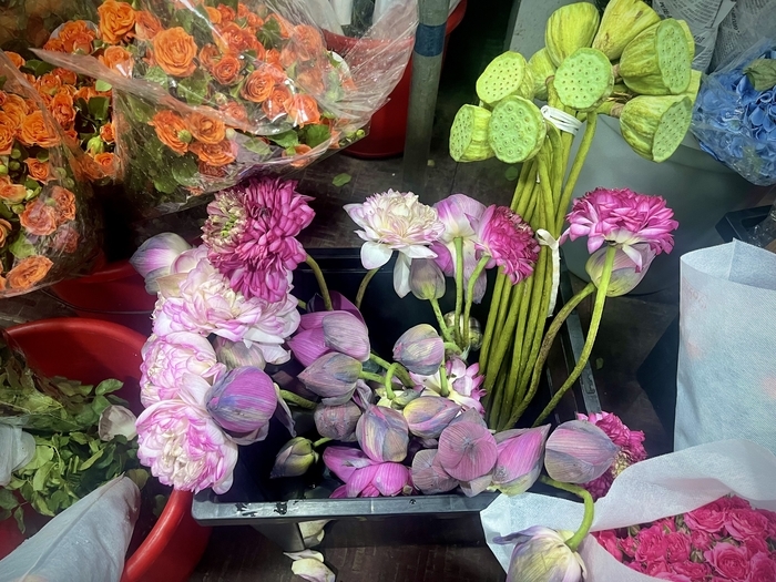 济南人的“夏日专属浪漫”，淡雅荷花手捧花走俏市场