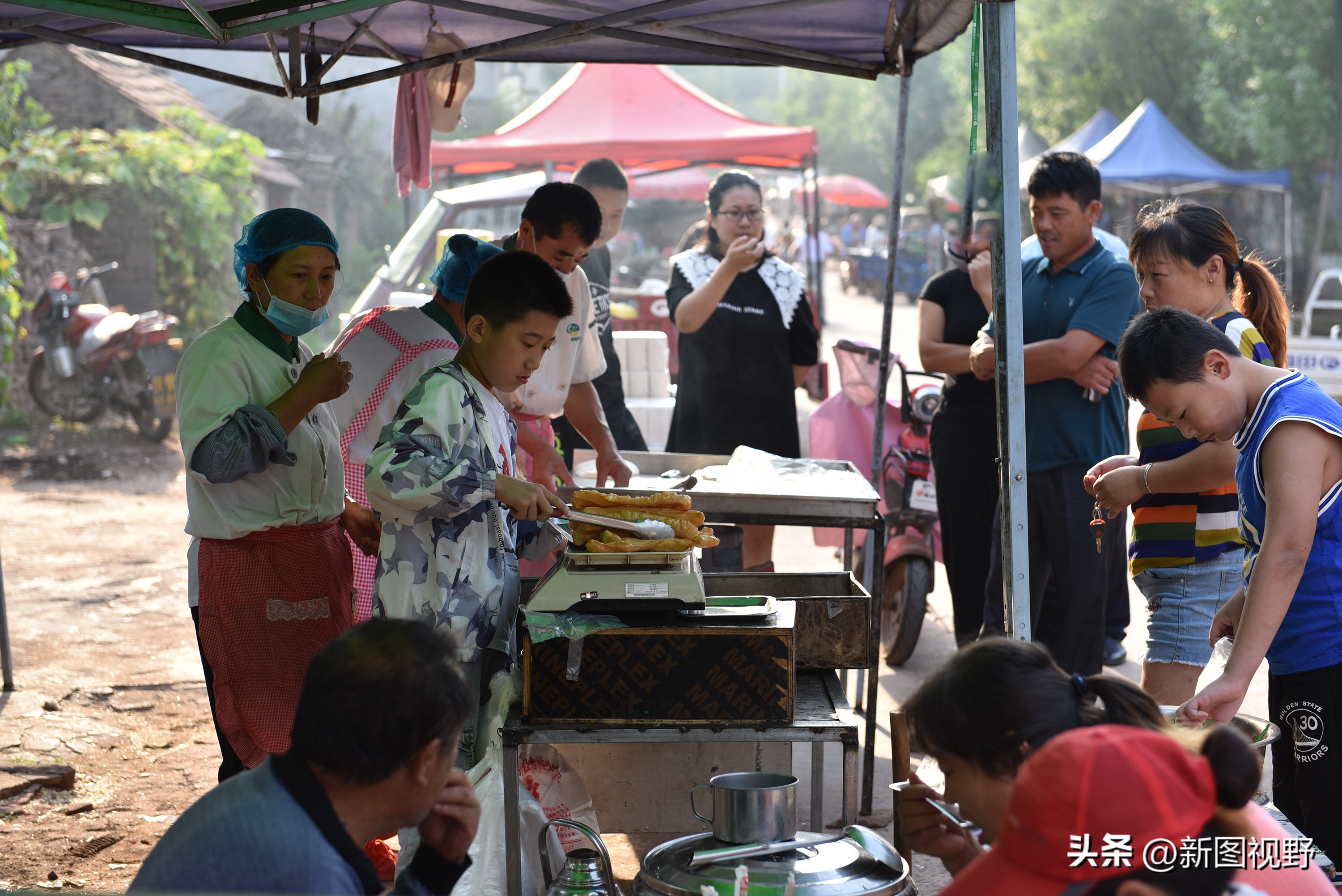 夫妻炸油条馓子，凭一把铁锤破译财富密码，打拼14年实现财务自由