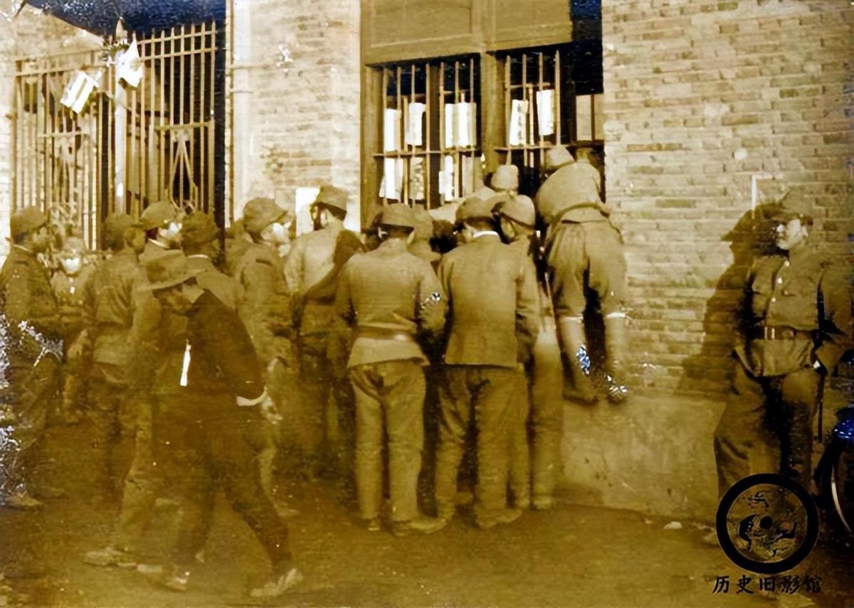 侵华日军*行暴**照片，日本人强迫女子脱下衣服，*辱侮**致死