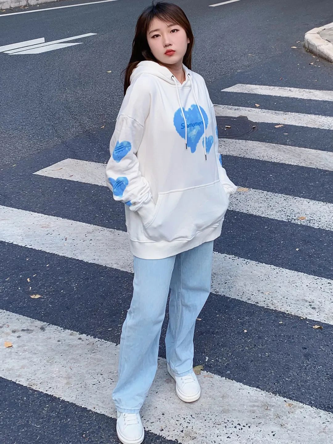 王鹤棣赵露思三亚同框同款,王鹤棣赵露思黑色衣服