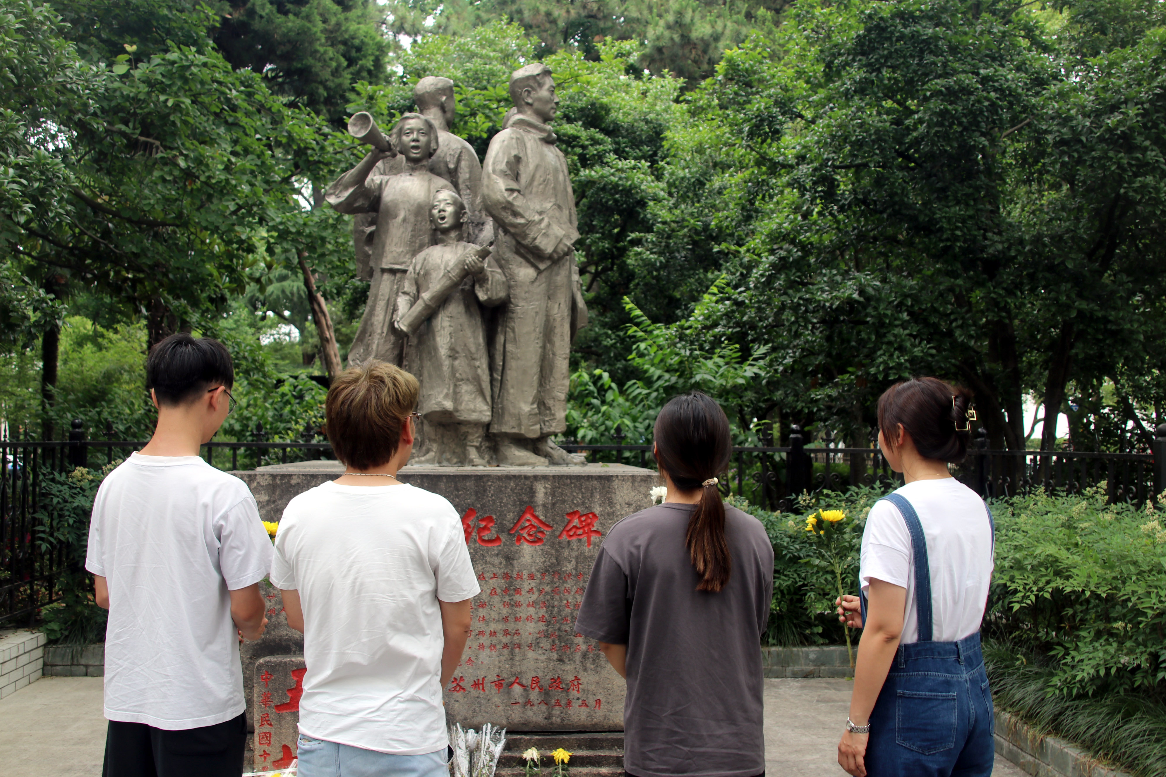 苏州市民向英雄献花圈,追寻红色记忆缅怀革命先烈