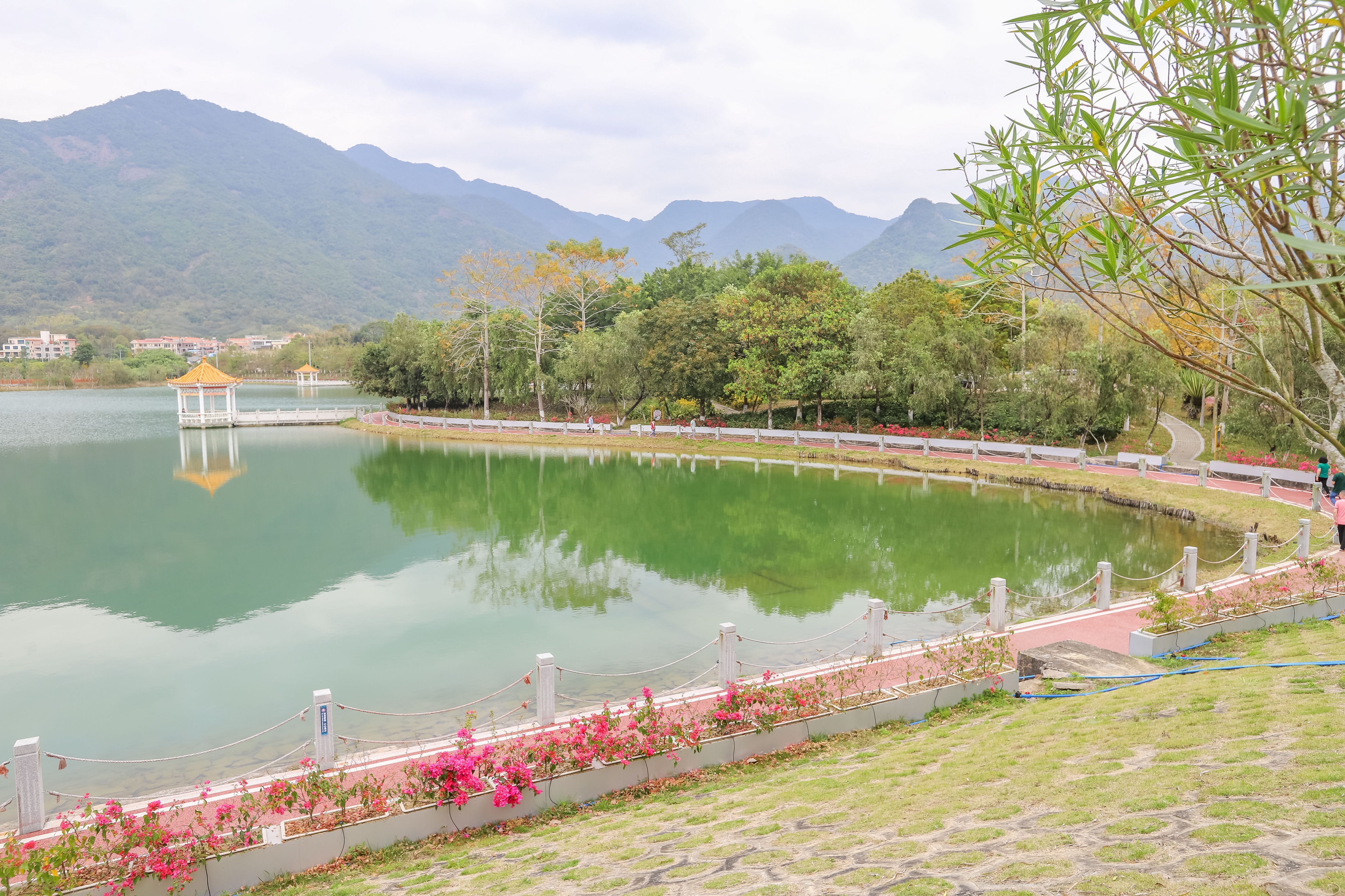 距离九寨沟不远的景点,距广州一千公里的地方