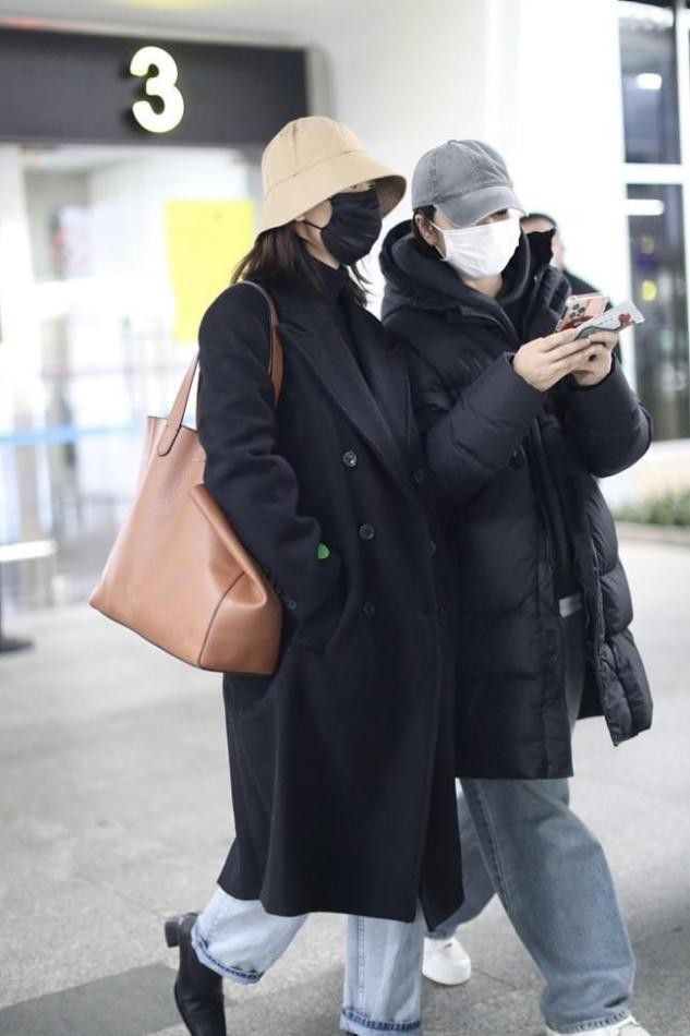 高圆圆穿上大衣有知性女人味了,高圆圆迪奥slay渔夫帽