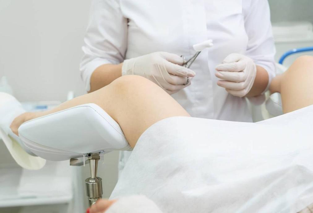 “医生，我下面有点疼，你能帮我看看吗？”一个20岁的女孩