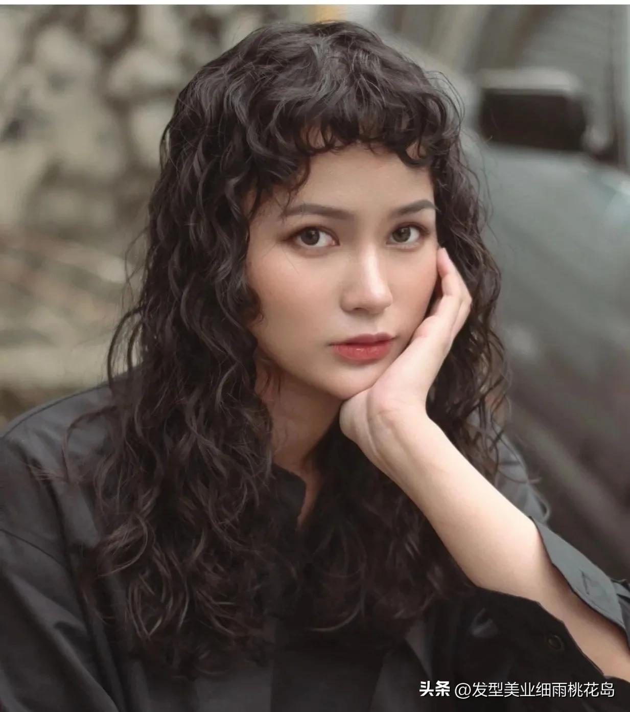 30岁洋气的超短发满头烫小卷,洋气全烫短发满头小卷