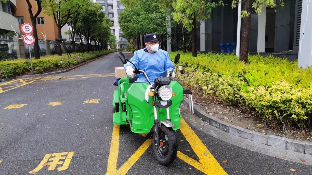 社区慰问抗击疫情志愿者,社区志愿者疫情防控巡逻