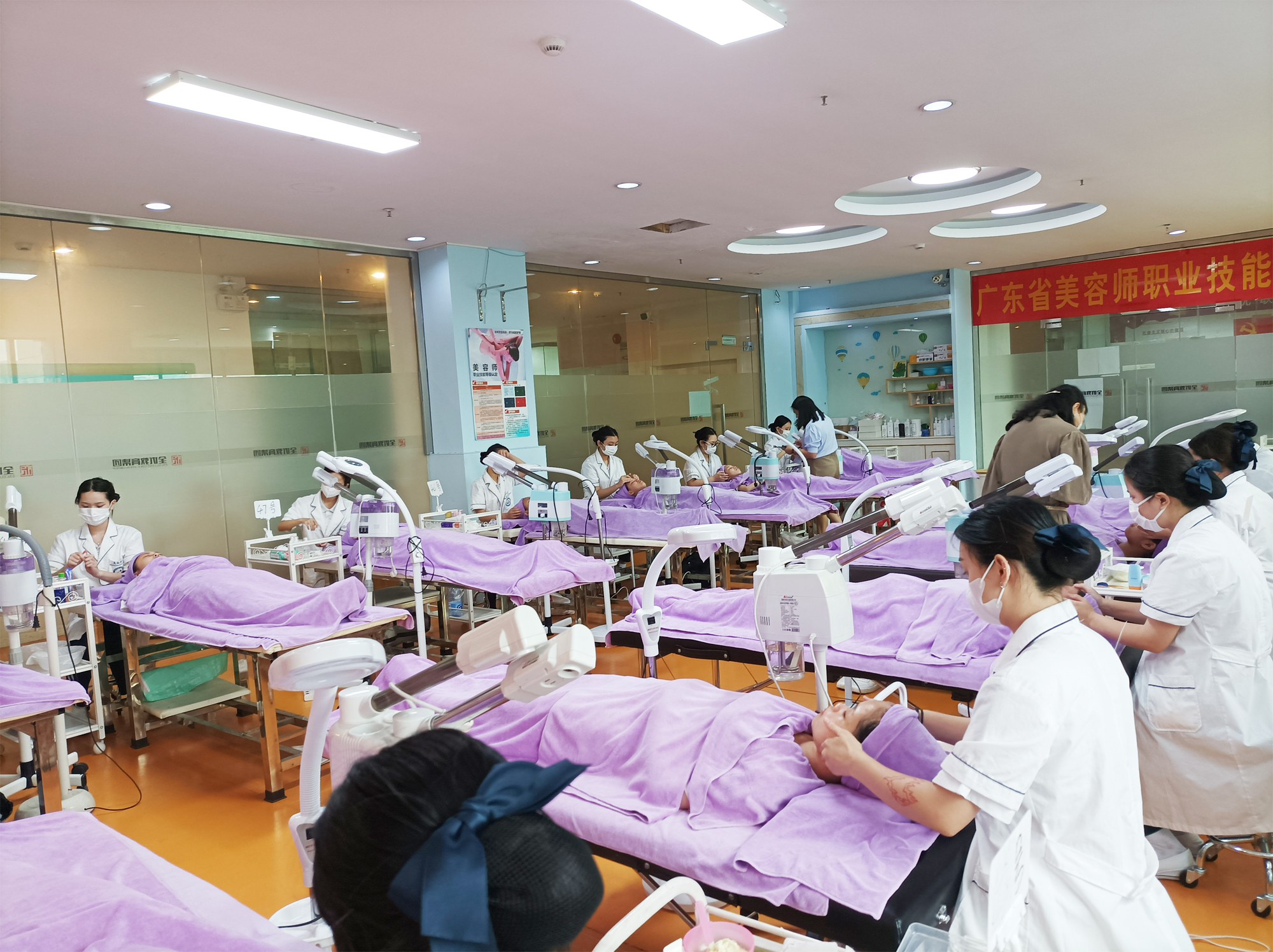 美容师前景怎么样,美容师就业前景及工资