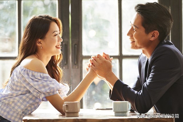 女生的爱情和友情哪个重要,爱情亲情友情哪个重要