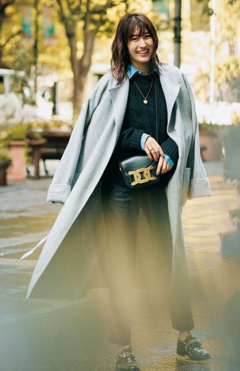 搭配长款的大衣非常有时尚感,高端品质气质款大衣穿搭
