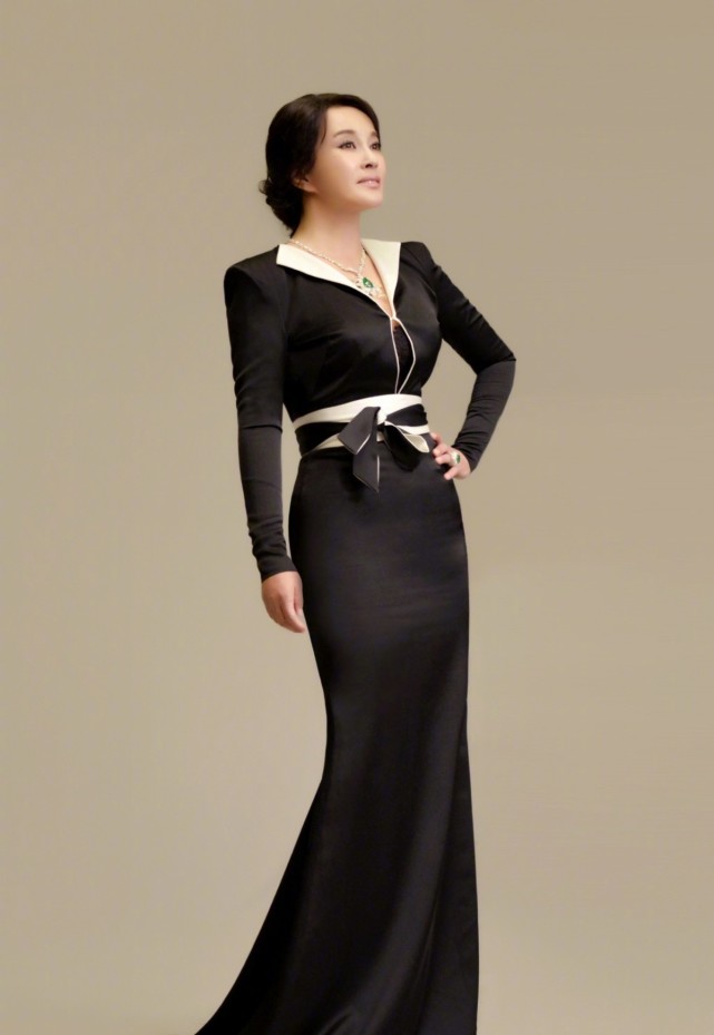 刘晓庆白衫牛仔短裤,刘晓庆穿黑色吊带衫