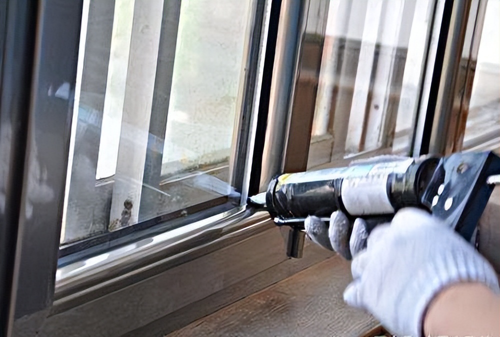 窗户关不严漏风教你一分钟解决,窗户关不严是进冷风还是吹热风