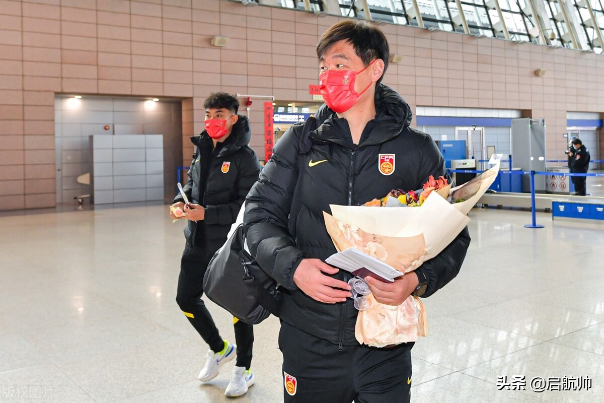 国足0-2阿曼李霄鹏,足球之夜采访李霄鹏和阿兰拥抱