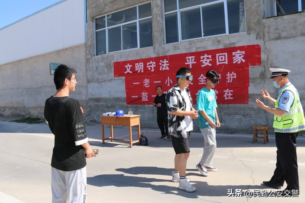 交警进驾校安全警示教育,消除隐患保安全交警清理僵尸车